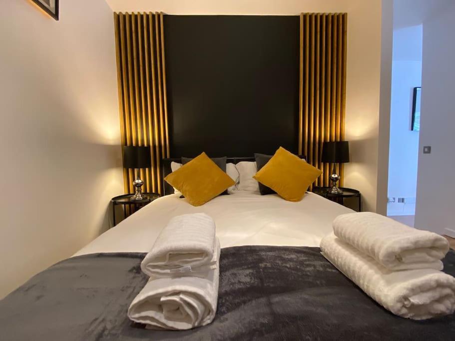 Stunning One B/r - Centre Apartment